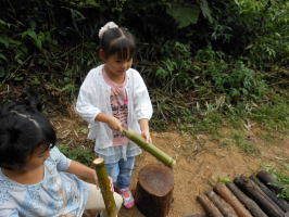 竹の水鉄砲で遊ぶ子供達