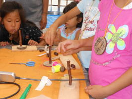 とちの実ヤジロベーを作る子供達