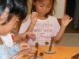 とちの実ヤジロベーを作る子供達