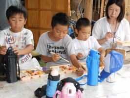 彩雲ひろばでお弁当を食べる子供達