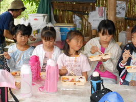 彩雲ひろばでお弁当を食べる子供達