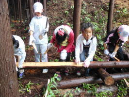 木の皮むき体験をする子供達