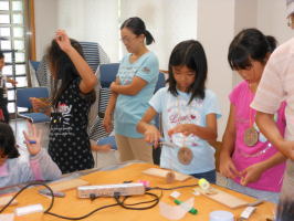 とちの実でヤジロベーをつくる子供達