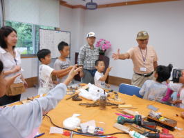 とちの実でヤジロベーをつくる子供達