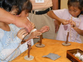 とちの実ヤジロベーを作る子供達